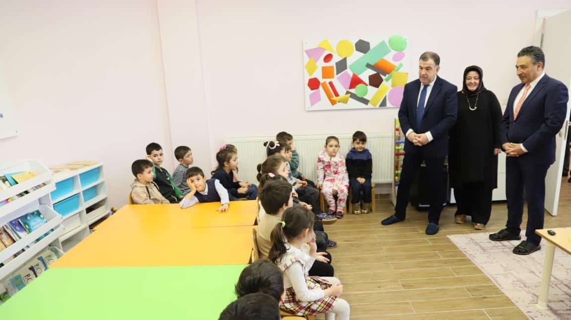 Bayburt Valisi Sayın Mustafa ELDİVAN okulumuzu ziyaret etti. Ziyaretleri sebebiyle  işleyişimiz ve projelerimiz hakkında brifing sunduk..